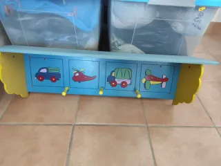 Perchero infantil estantería