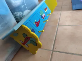 Perchero infantil estantería