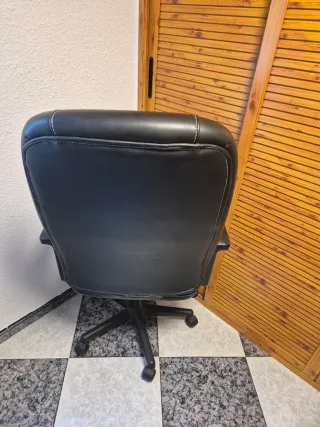 Silla de oficina Silka negra y accesorios.