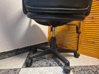 Silla de oficina Silka negra y accesorios.