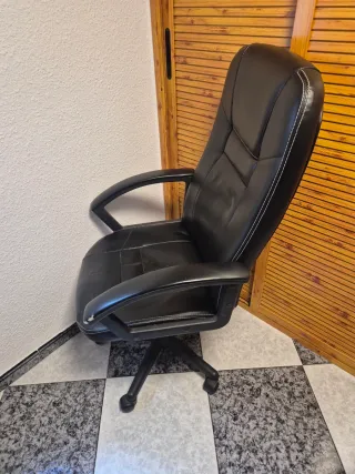 Silla de oficina Silka negra y accesorios.