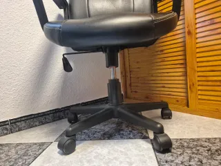 Silla de oficina Silka negra y accesorios.