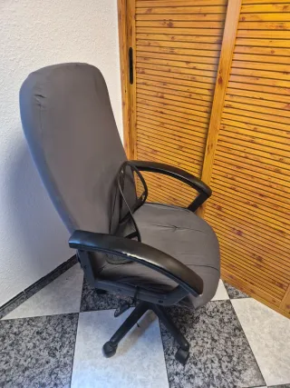 Silla de oficina Silka negra y accesorios.