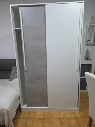Armario de habitación gris y blanco