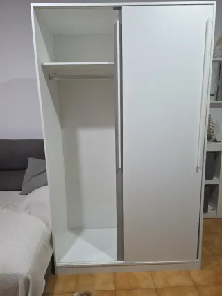 Armario de habitación gris y blanco