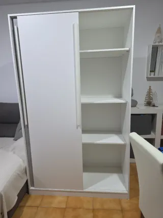 Armario de habitación gris y blanco