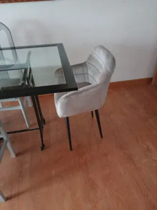 Sillas de comedor gris y patas negras tengo 8 igua
