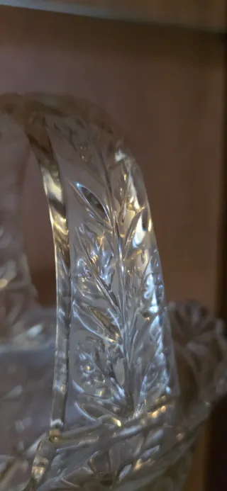 Cesto de cristal tallado con asa