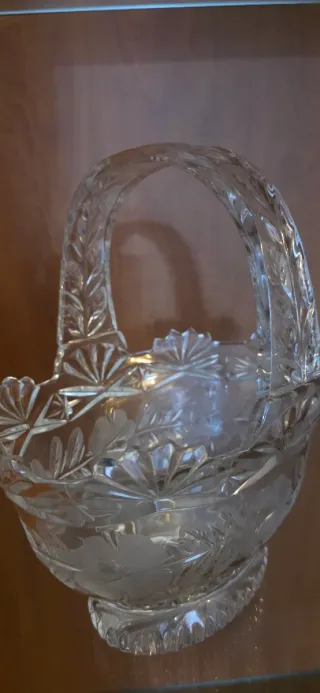 Cesto de cristal tallado con asa