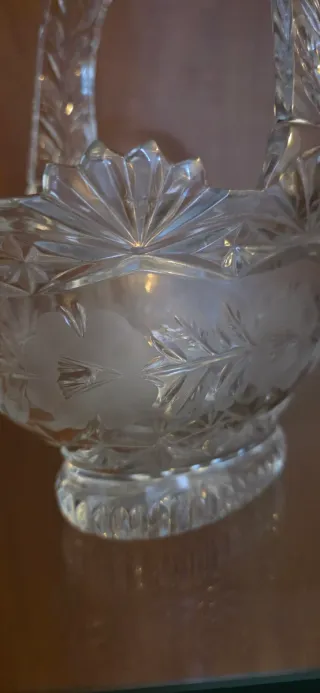 Cesto de cristal tallado con asa