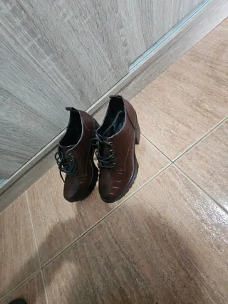 Zapatos de tacón con textura de cocodrilo