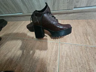 Zapatos de tacón con textura de cocodrilo