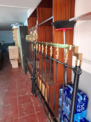 Cama antigua de metal y madera