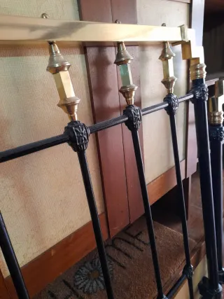 Cama antigua de metal y madera