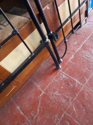 Cama antigua de metal y madera