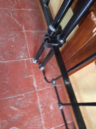 Cama antigua de metal y madera