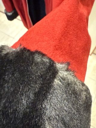 Chaqueta roja con pelo