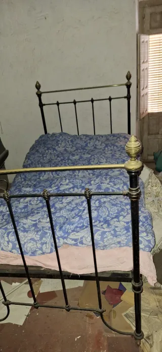 Cama antigua de metal