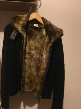 Abrigo negro con forro marrón