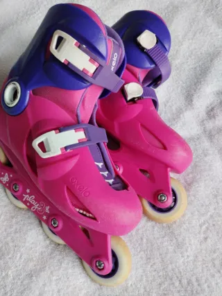 Patines en línea y casco rosa niña