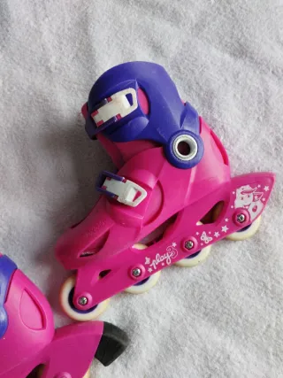 Patines en línea y casco rosa niña
