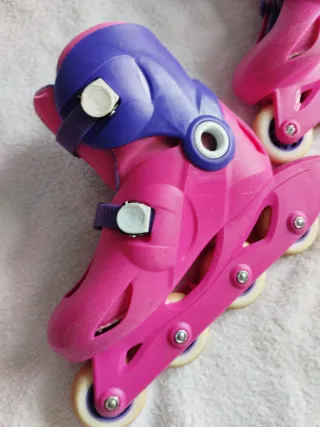 Patines en línea y casco rosa niña