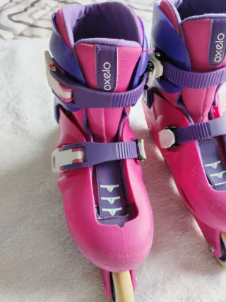 Patines en línea y casco rosa niña