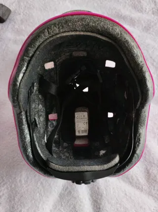 Patines en línea y casco rosa niña