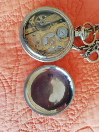 Reloj de bolsillo plateado con cadena