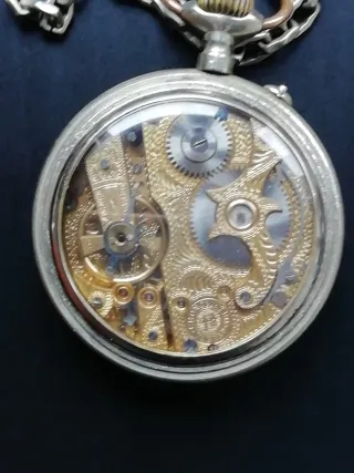Reloj de bolsillo plateado con cadena