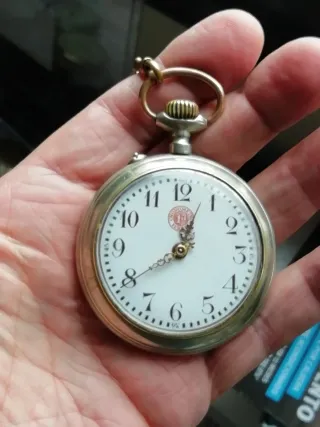 Reloj de bolsillo plateado con cadena