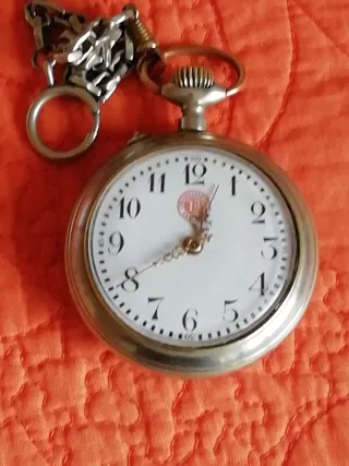 Reloj de bolsillo plateado con cadena