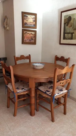 Conjunto vitrina, mesa comedor y 4 sillas