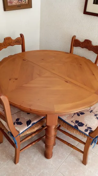 Conjunto vitrina, mesa comedor y 4 sillas