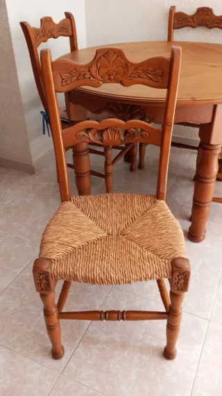 Conjunto vitrina, mesa comedor y 4 sillas