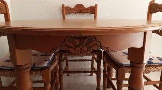 Conjunto vitrina, mesa comedor y 4 sillas