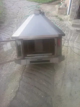 Chimenea de esquina metálica y cristal