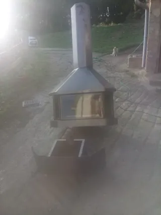 Chimenea de esquina metálica y cristal