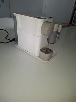 Cafetera Nespresso De'Longhi Lattissima