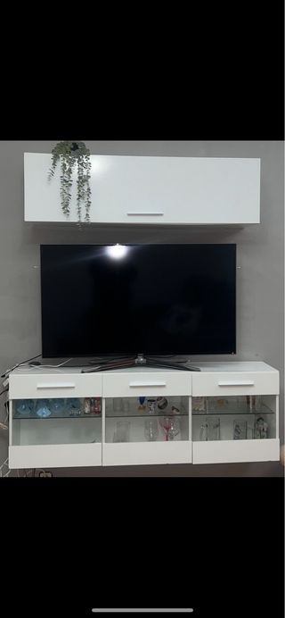 Mueble de salón blanco y cristal