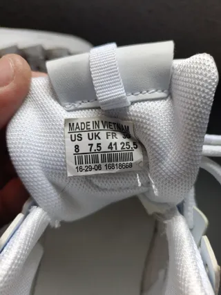 Zapatillas Fila Blancas se usaron una sola vez.