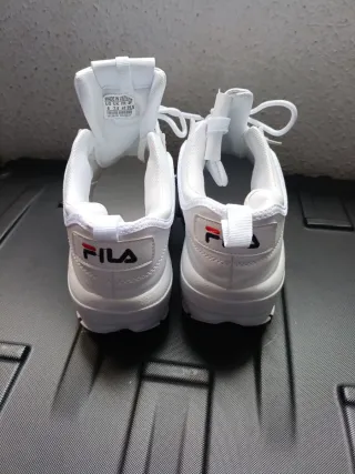 Zapatillas Fila Blancas se usaron una sola vez.