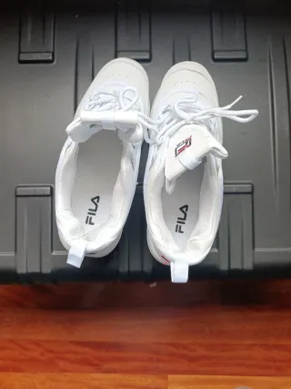 Zapatillas Fila Blancas se usaron una sola vez.