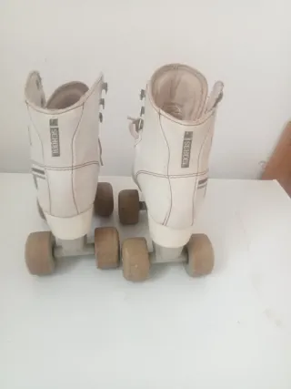 Patines de cuero blancos 4 ruedas del número 31