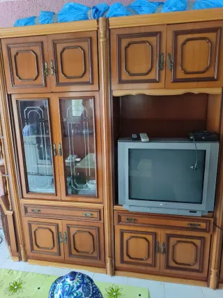 Mueble de comedor de madera y cristal