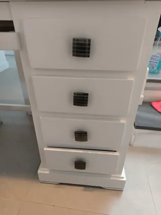 Escritorio de madera blanco con cajones