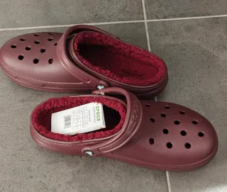 Zuecos Crocs rojos forrados