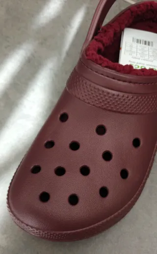 Zuecos Crocs rojos forrados