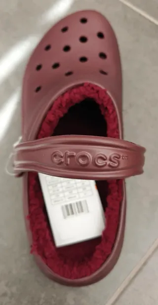 Zuecos Crocs rojos forrados