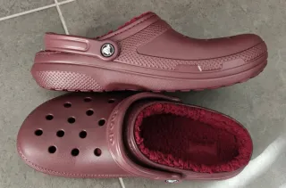 Zuecos Crocs rojos forrados